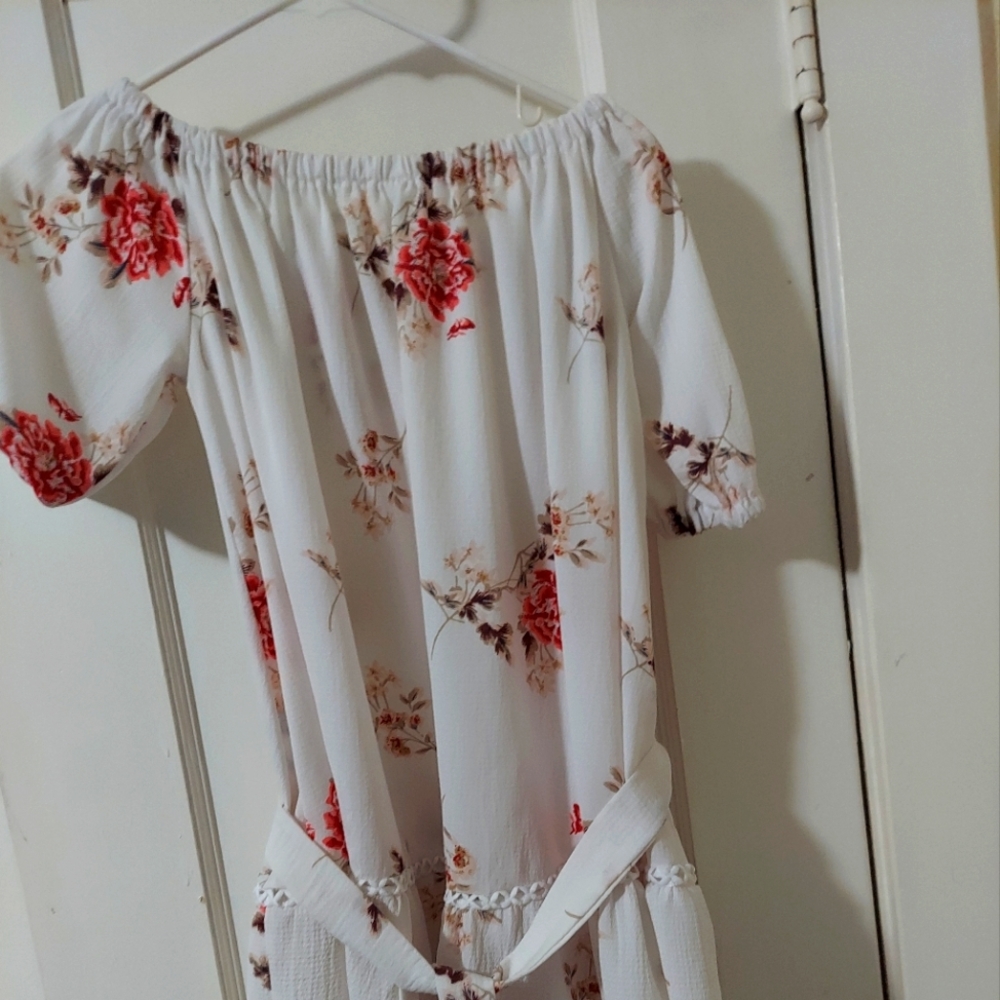 **Short floral mini dress with belt